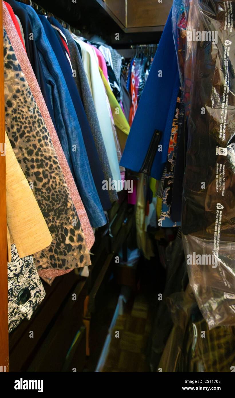 Vestiti che si riempiono di ghiaccio guardaropa casa casa casa shopping Foto Stock