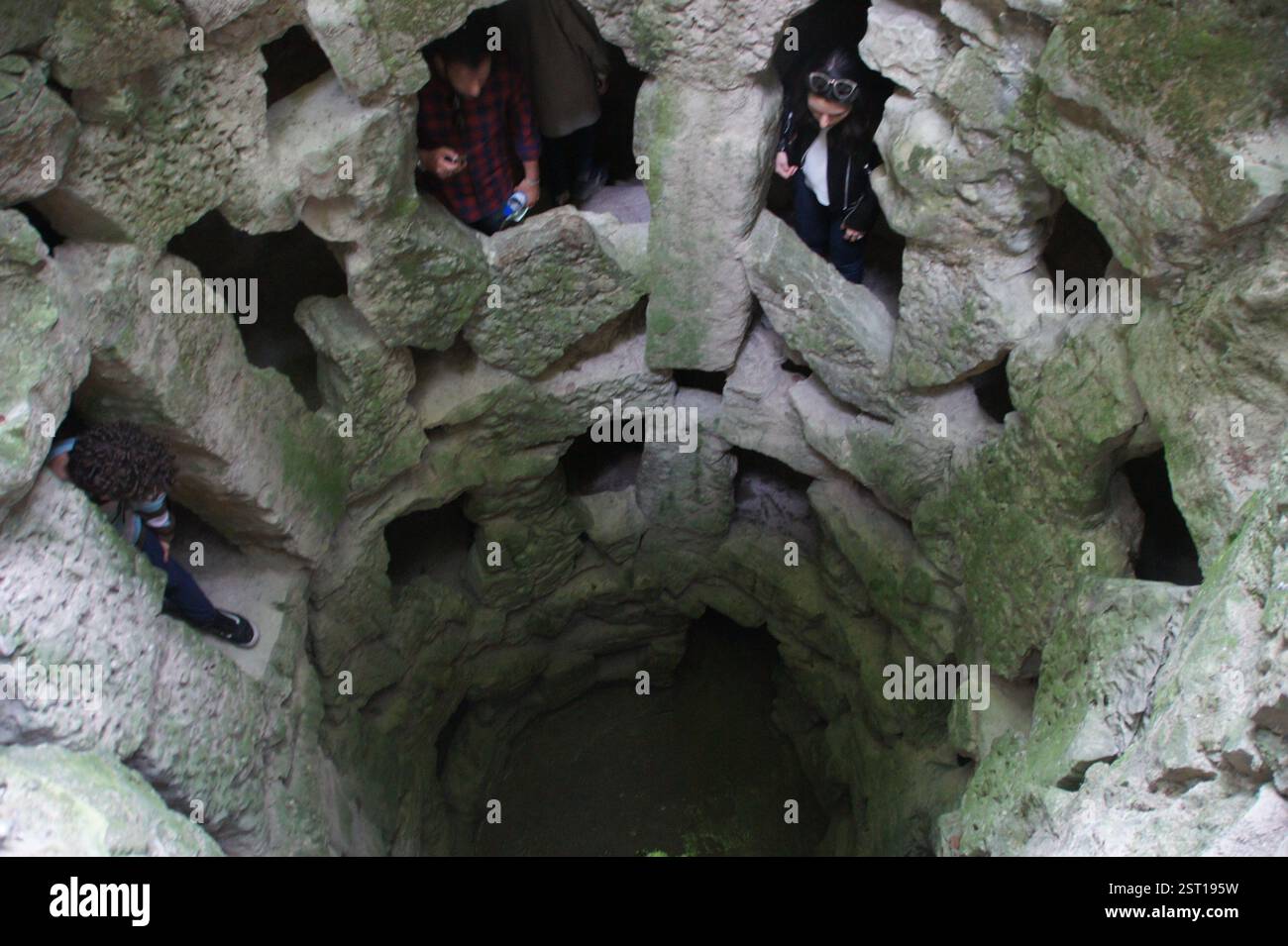 Pietra ben adornata con intricate incisioni. Le sue profondità sono misteriose, che suggeriscono passaggi nascosti. Un portale simbolico per la malavita, questo beh io Foto Stock