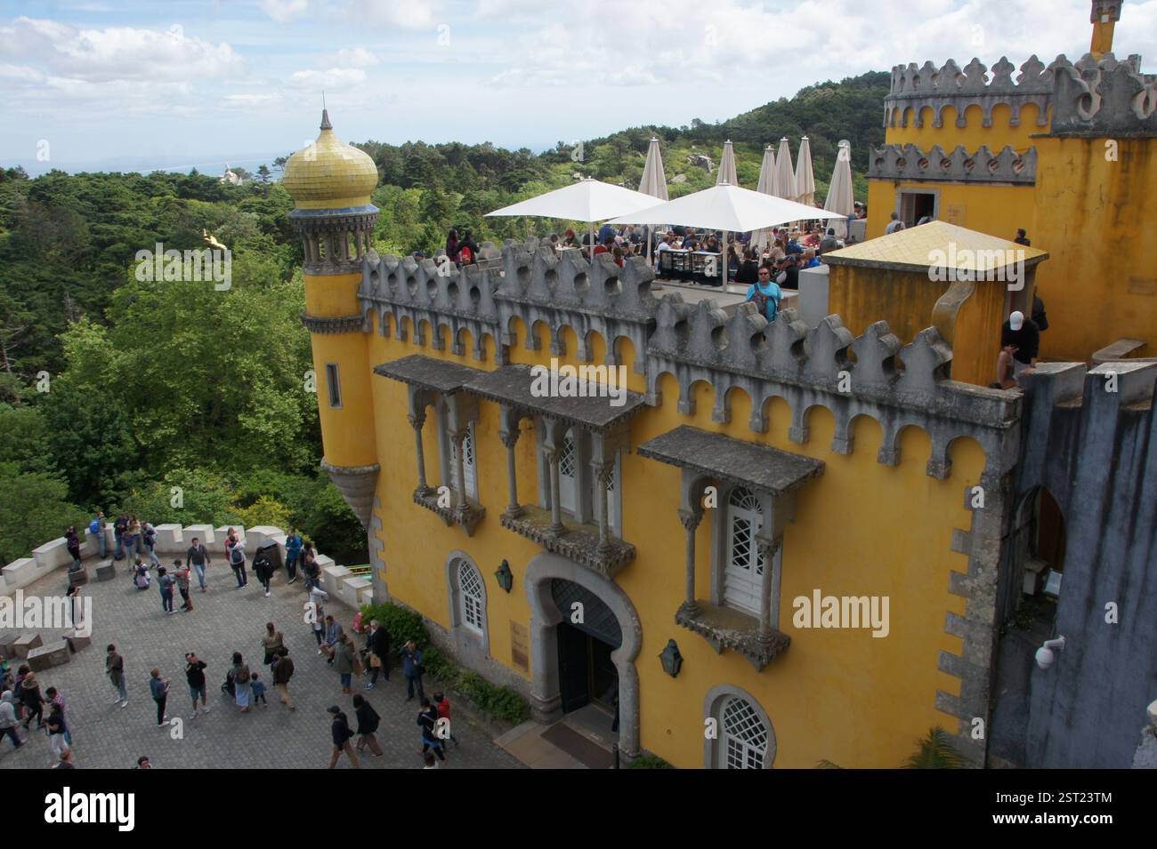 Palazzo pena, Sintra: Castello da favola arroccato su una collina, un capolavoro del romanticismo. Un simbolo del patrimonio portoghese, un popolare turista destinato Foto Stock