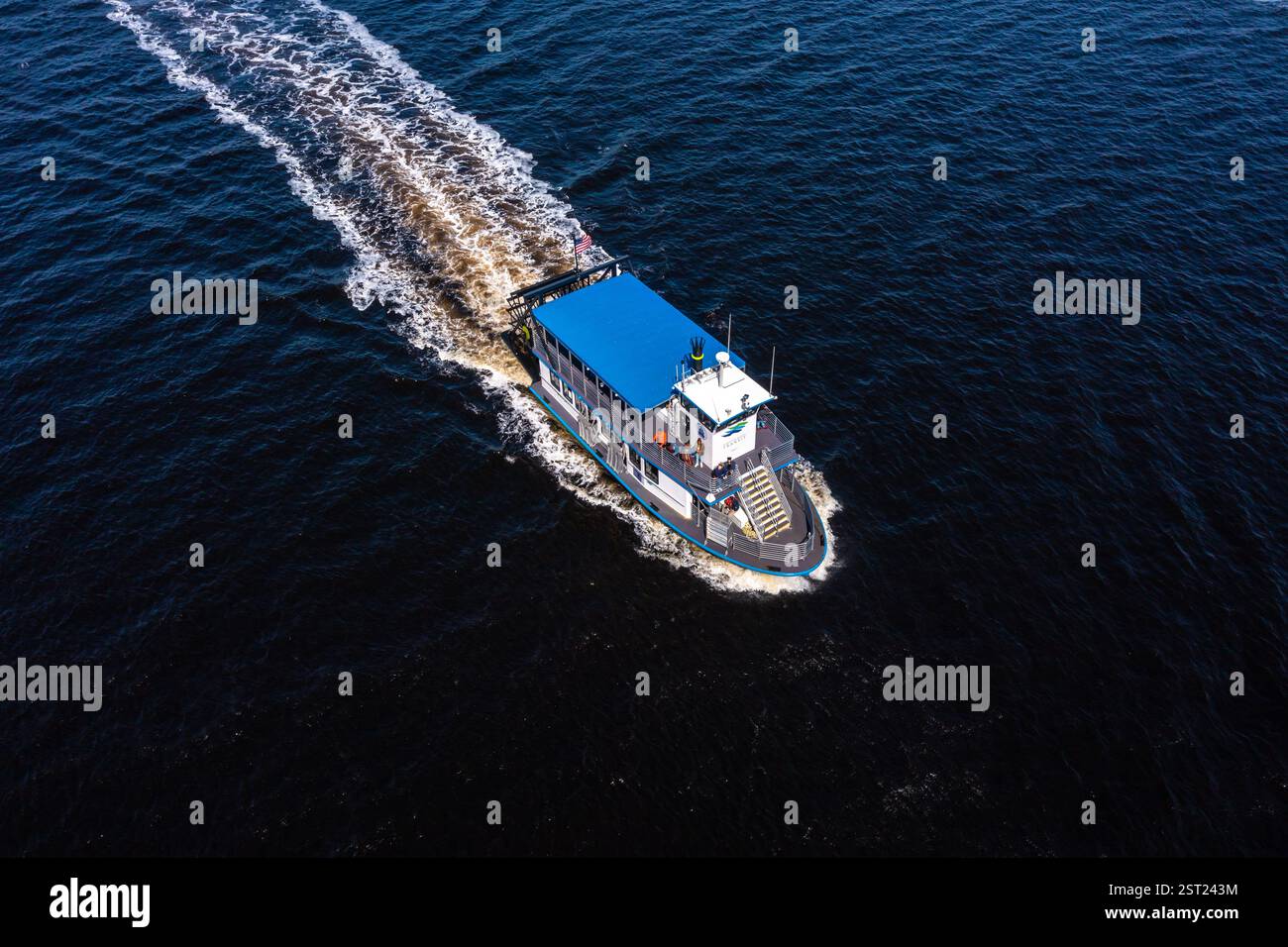 Norfolk Virginia - 4 aprile 2022: Vista aerea del traghetto Elizabeth River Ferry che porta passeggeri da Norfolk a Portsmouth Foto Stock