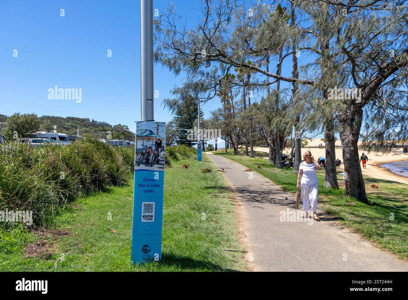 Narrabeen Lagoon Sydney, Northern Beaches council erige striscioni con codice QR per aiutare gli adolescenti a guidare e-bike in modo sicuro, NSW, Australia Foto Stock