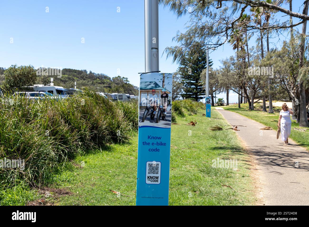 Narrabeen Lagoon Sydney, Northern Beaches council erige striscioni con codice QR per aiutare gli adolescenti a guidare e-bike in modo sicuro, NSW, Australia Foto Stock