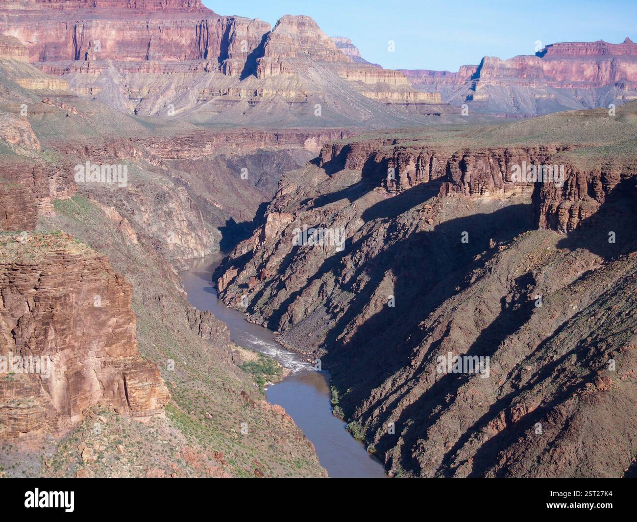 All'interno del Grand Canyon, guardando in basso verso le rapide di Hermit nel fiume Colorado Foto Stock All'interno del Grand Canyon, guardando in basso verso le rapide di Hermit nel fiume Colorado Foto Stock