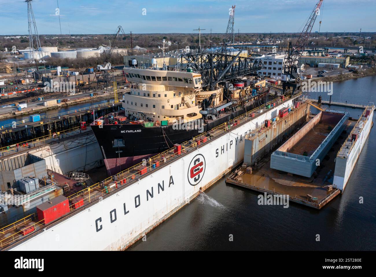 Norfolk Virginia - 15 maggio 2022: Dredge McFarland nel bacino di carenaggio a Norfolk Virginia presso un cantiere navale Foto Stock