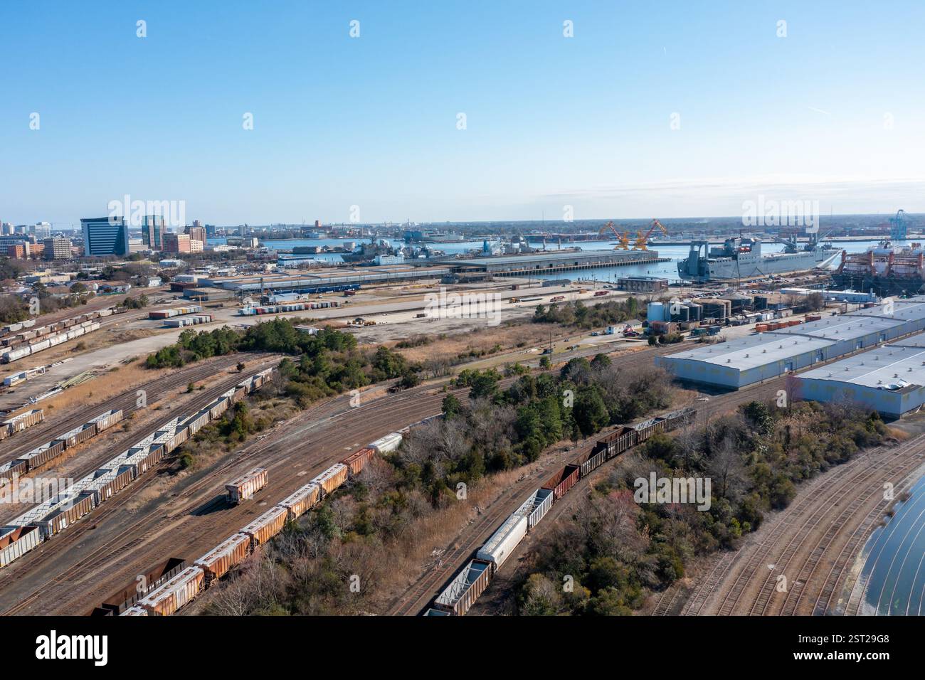 Veduta aerea di un Rail Yard a Norfolk, Virginia, guardando verso il fiume Elizabeth Foto Stock