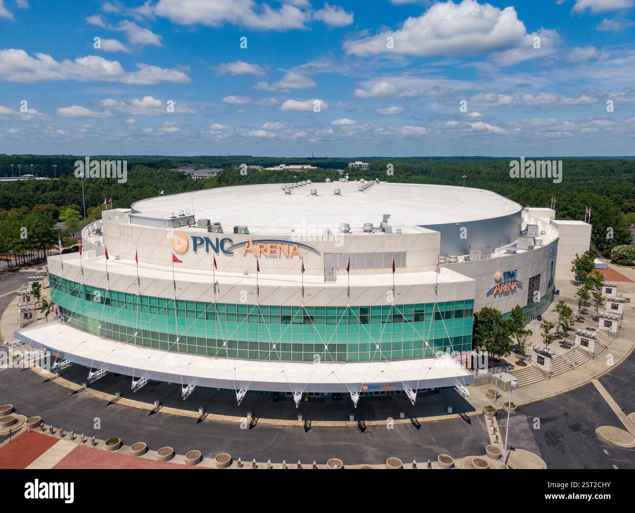 Immagini diurne della PNC Arena, sede dei Carolina Hurricanes e della squadra di pallacanestro dei North Carolina State Mens Foto Stock