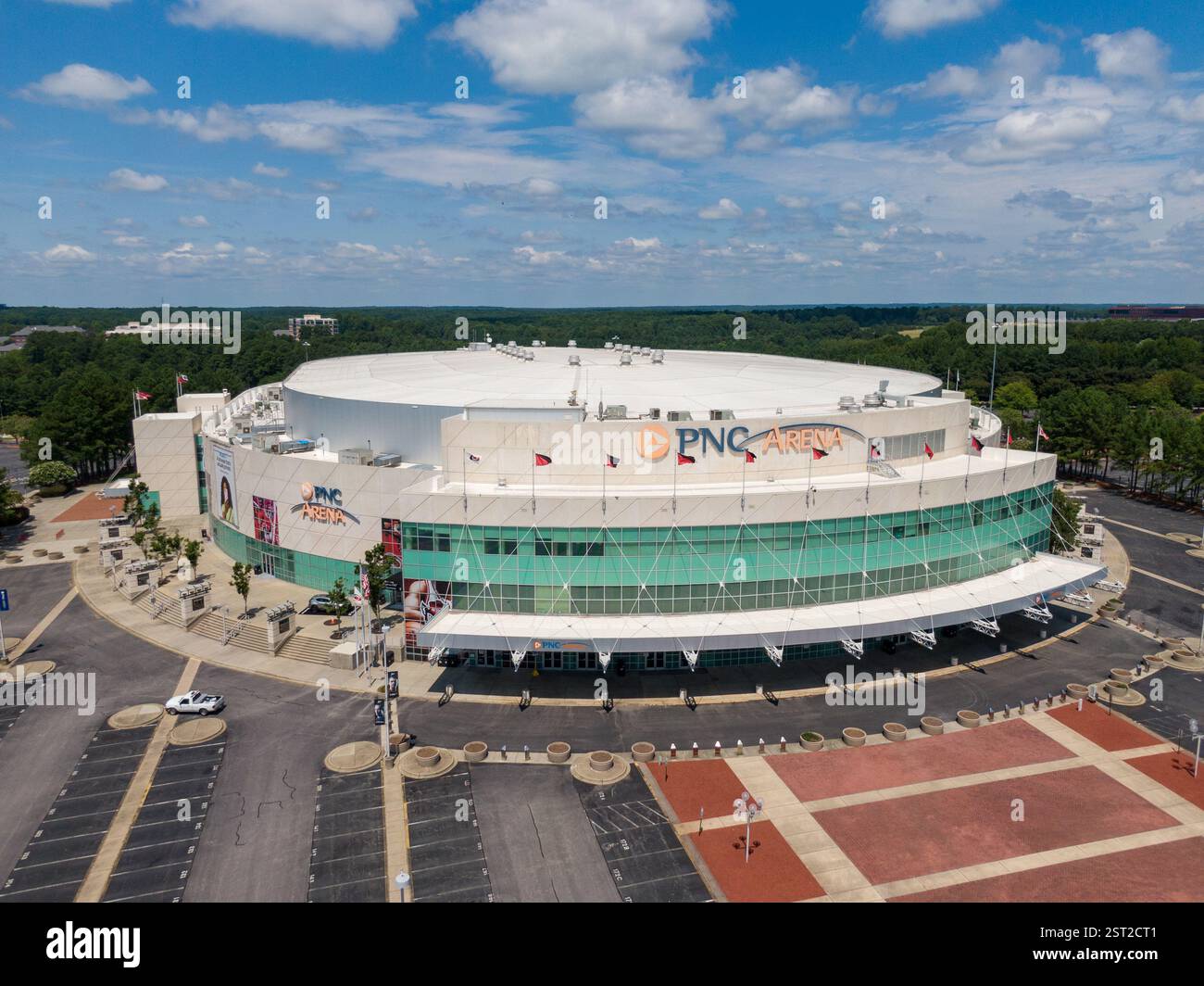 Immagini diurne della PNC Arena, sede dei Carolina Hurricanes e della squadra di pallacanestro dei North Carolina State Mens Foto Stock