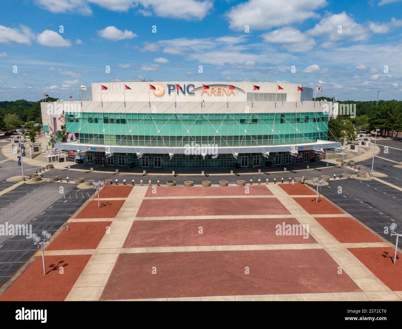 Immagini diurne della PNC Arena, sede dei Carolina Hurricanes e della squadra di pallacanestro dei North Carolina State Mens Foto Stock