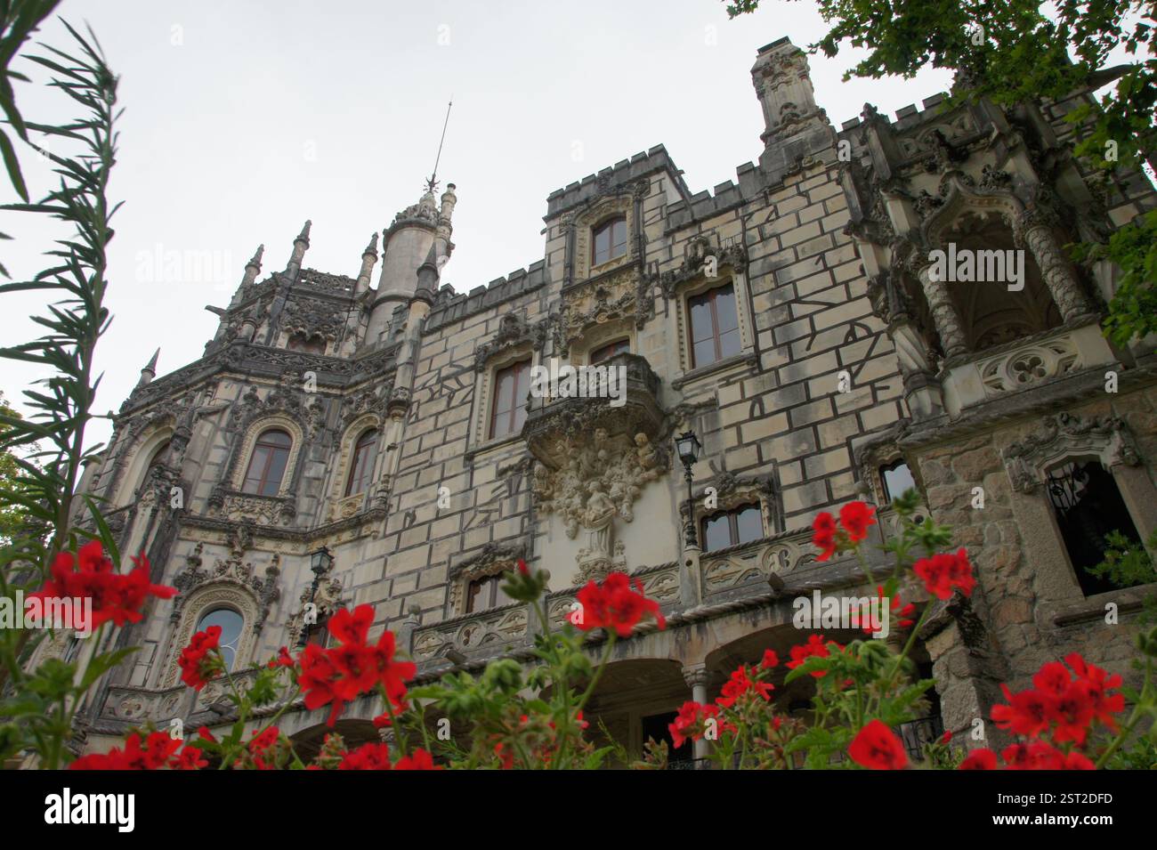 Torre Quinta da Regaleira, Sintra, Portogallo. Uno splendido esempio di complessa architettura neo-manuelina. L'ambientazione mistica delle fiabe è accattivante Foto Stock