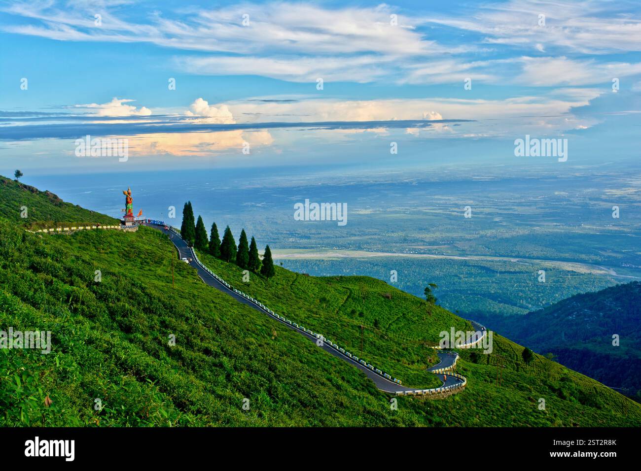 "In cima a Hanuman Tak, dove l'aria è spessa di serenità e le vedute si estendono attraverso le colline coperte di nebbia, si trova pace nella quiete. Foto Stock