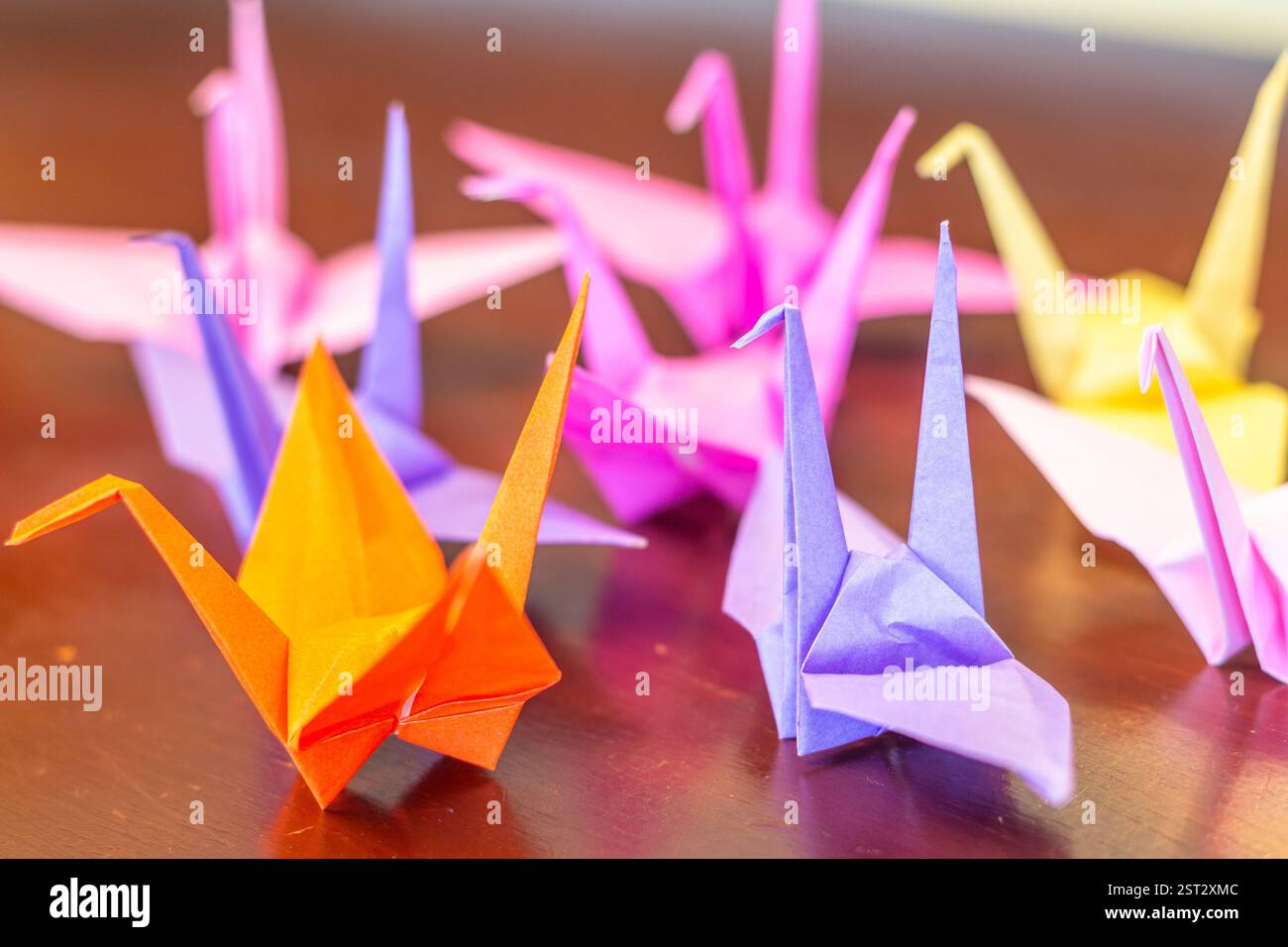 Un gruppo di coloratissimi orizuru, popolare forma di gru di carta origami Foto Stock