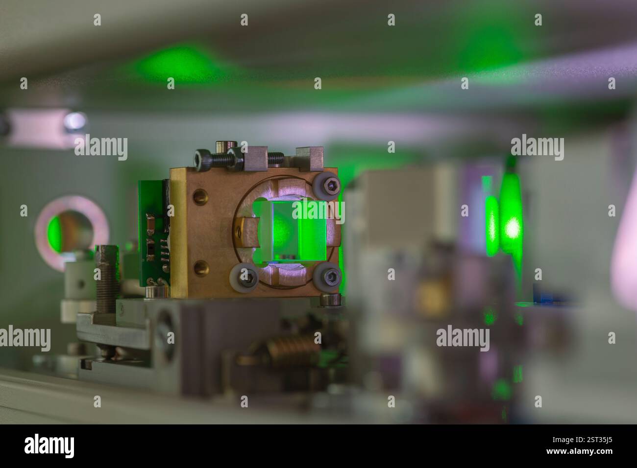 dettagli del sistema laser scientifico con particolare attenzione al cristallo ottico con raggio laser verde Foto Stock