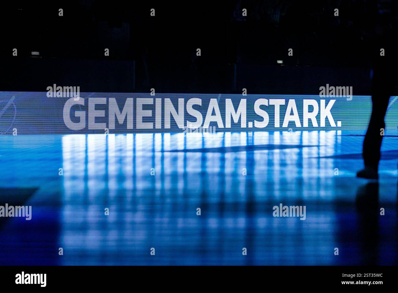 Lemgo, Deutschland. 16 febbraio 2025. LED-Banke mit der Anzeige GEMEINSAM STARK GER, TBV Lemgo Lippe vs. Fuechse Berlin, Handball, 1. Bundesliga, 19 anni. Spieltag, Spielzeit 2024/2025, 16.02.2025 foto: Eibner-Pressefoto/Jan Rollinger credito: dpa/Alamy Live News Foto Stock