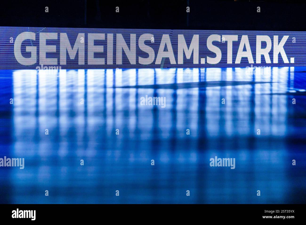 Lemgo, Deutschland. 16 febbraio 2025. LED-Banke mit der Anzeige GEMEINSAM STARK GER, TBV Lemgo Lippe vs. Fuechse Berlin, Handball, 1. Bundesliga, 19 anni. Spieltag, Spielzeit 2024/2025, 16.02.2025 foto: Eibner-Pressefoto/Jan Rollinger credito: dpa/Alamy Live News Foto Stock