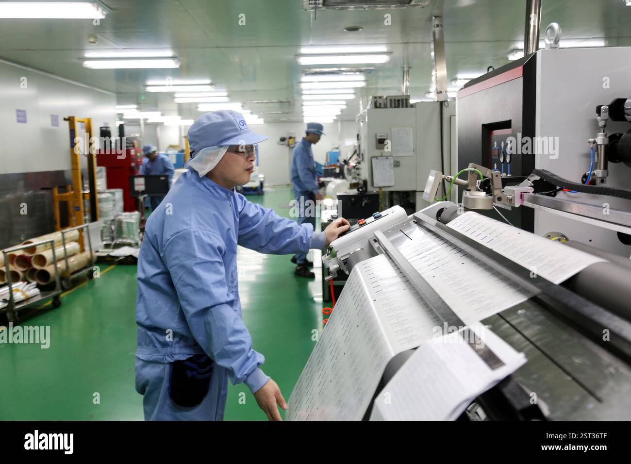I lavoratori stanno lavorando alla linea di produzione di un laboratorio presso Zhongjin Matai Pharmaceutical Packaging Co Ltd a Lianyungang, provincia di Jiangsu, Cina, Fe Foto Stock