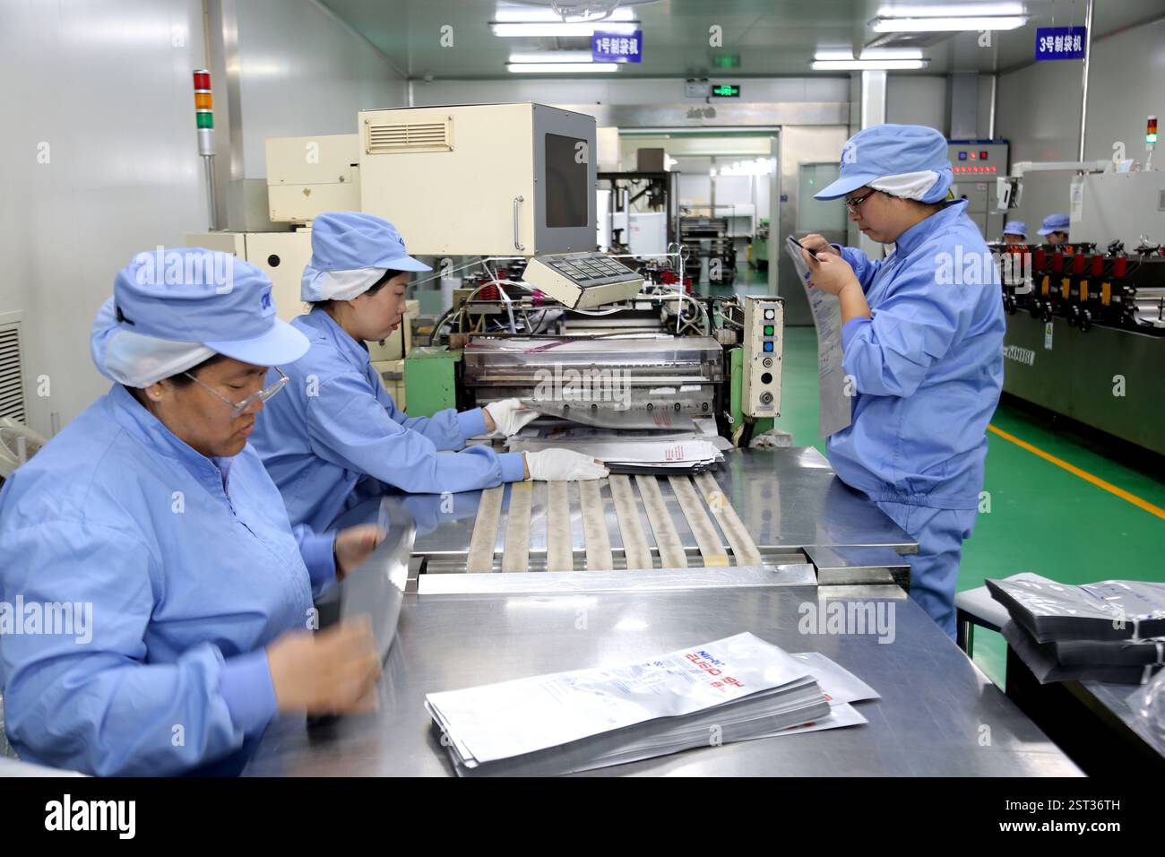 I lavoratori stanno lavorando alla linea di produzione di un laboratorio presso Zhongjin Matai Pharmaceutical Packaging Co Ltd a Lianyungang, provincia di Jiangsu, Cina, Fe Foto Stock