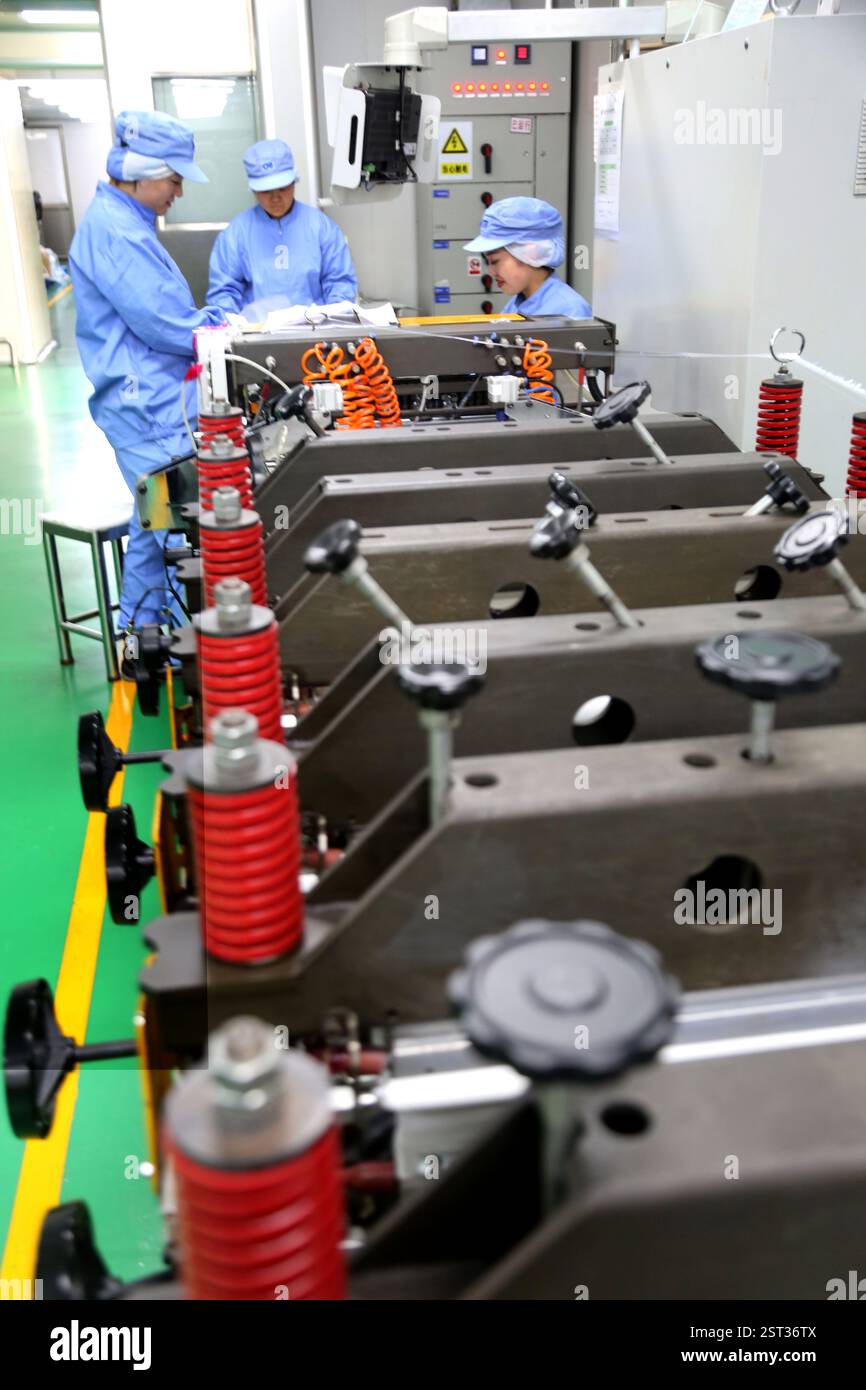 I lavoratori stanno lavorando alla linea di produzione di un laboratorio presso Zhongjin Matai Pharmaceutical Packaging Co Ltd a Lianyungang, provincia di Jiangsu, Cina, Fe Foto Stock