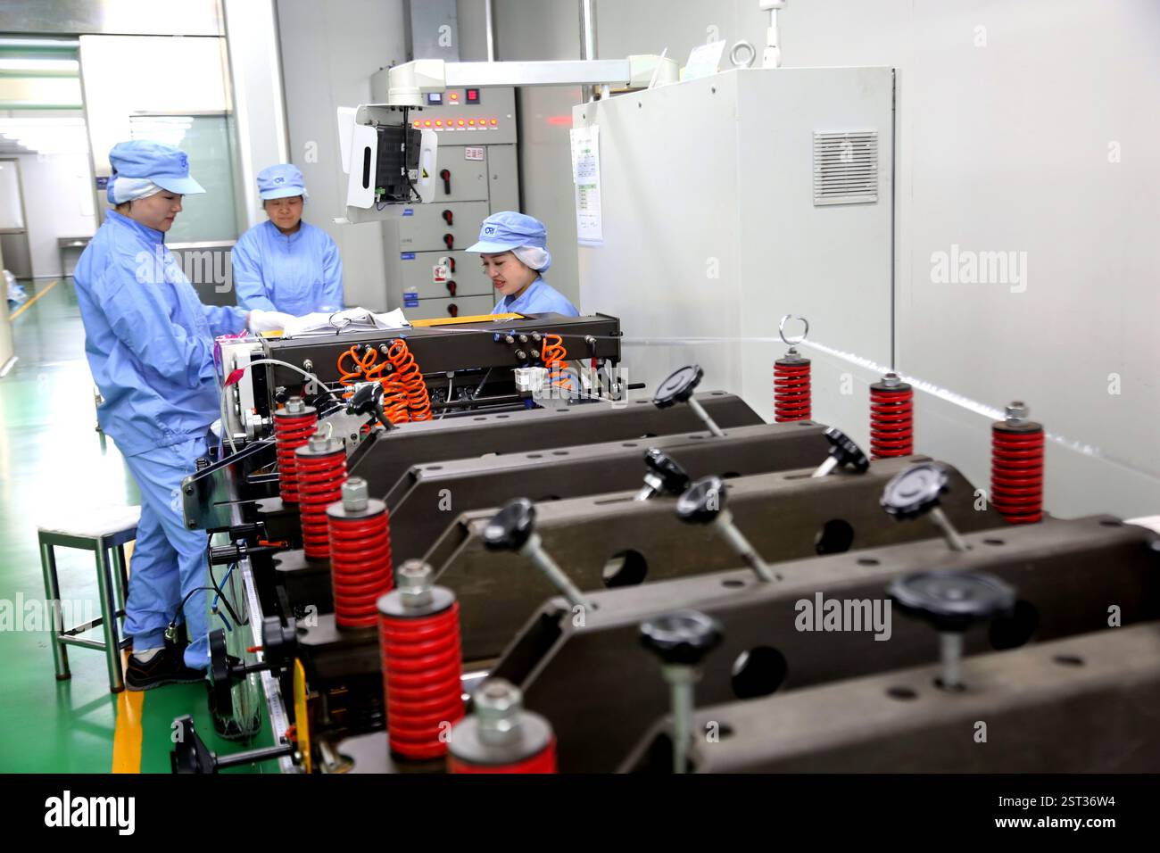 I lavoratori stanno lavorando alla linea di produzione di un laboratorio presso Zhongjin Matai Pharmaceutical Packaging Co Ltd a Lianyungang, provincia di Jiangsu, Cina, Fe Foto Stock