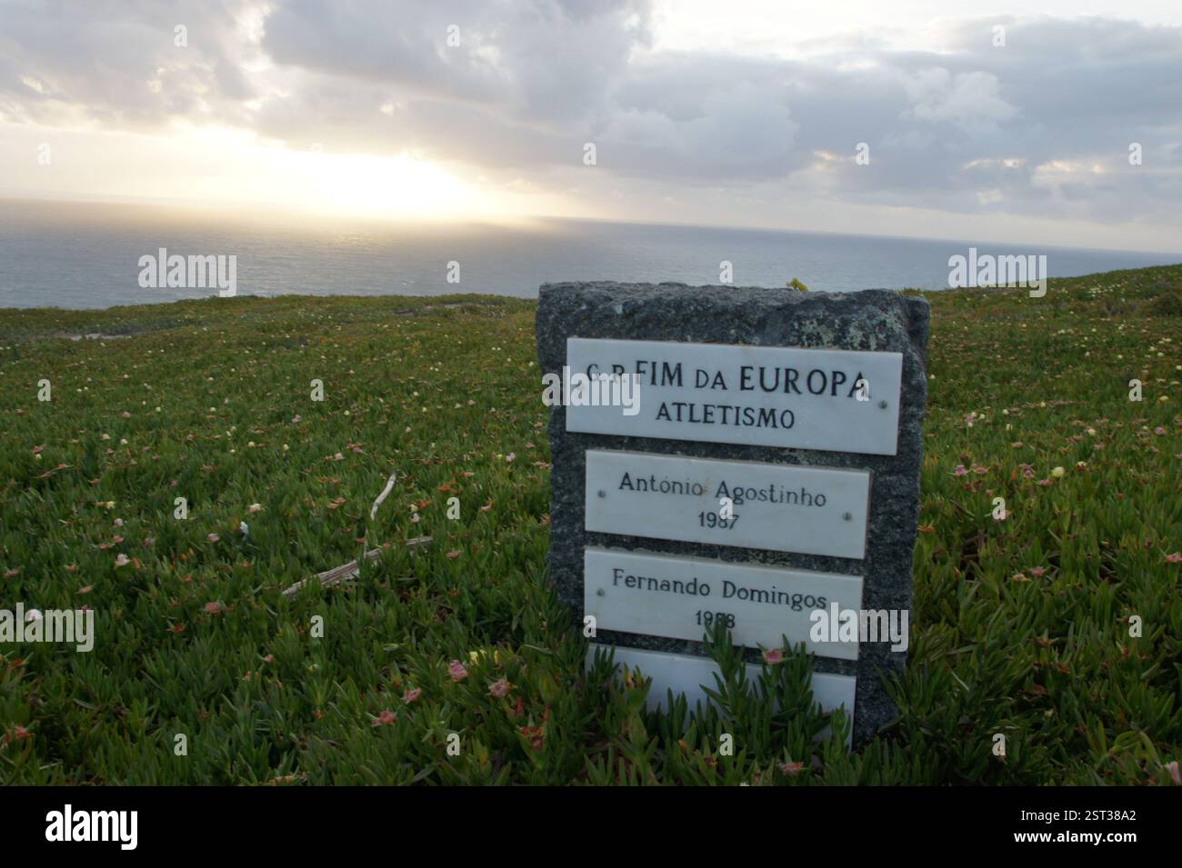 L'iscrizione in pietra registra i campioni europei di atletica leggera. Monumento storico sportivo. Punto di riferimento della costa portoghese per onorare l'eccellenza atletica. Dell'Europa Foto Stock