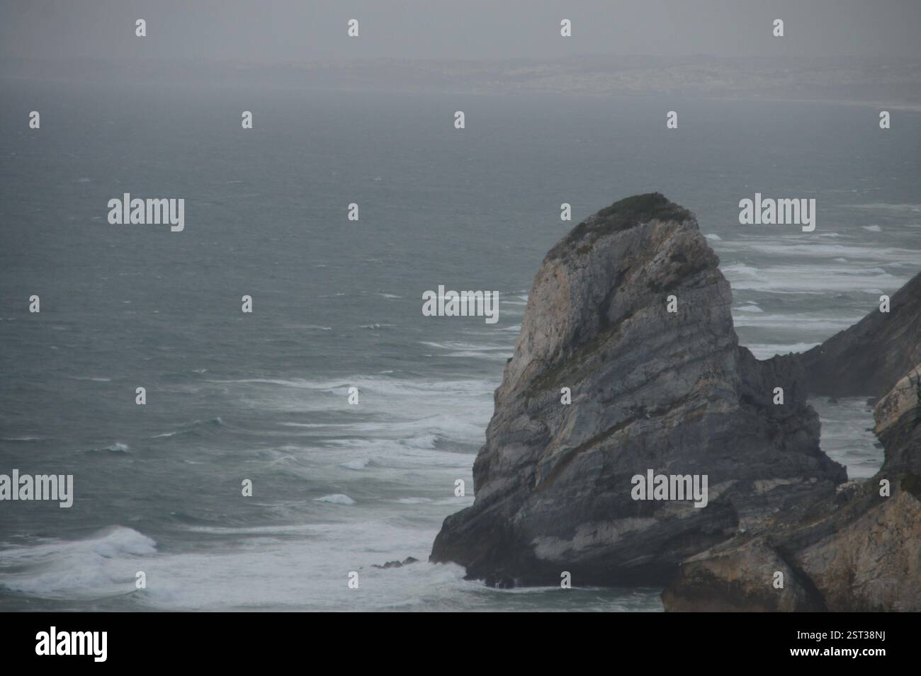 L'oceano incontra scogliere aspre. Spettacolare paesaggio marino. Il vantaggio del Portogallo. Palácio da pena, Sintra, Portogallo. Un castello da favola arroccato su una spettacolare scogliera. ga Lush Foto Stock