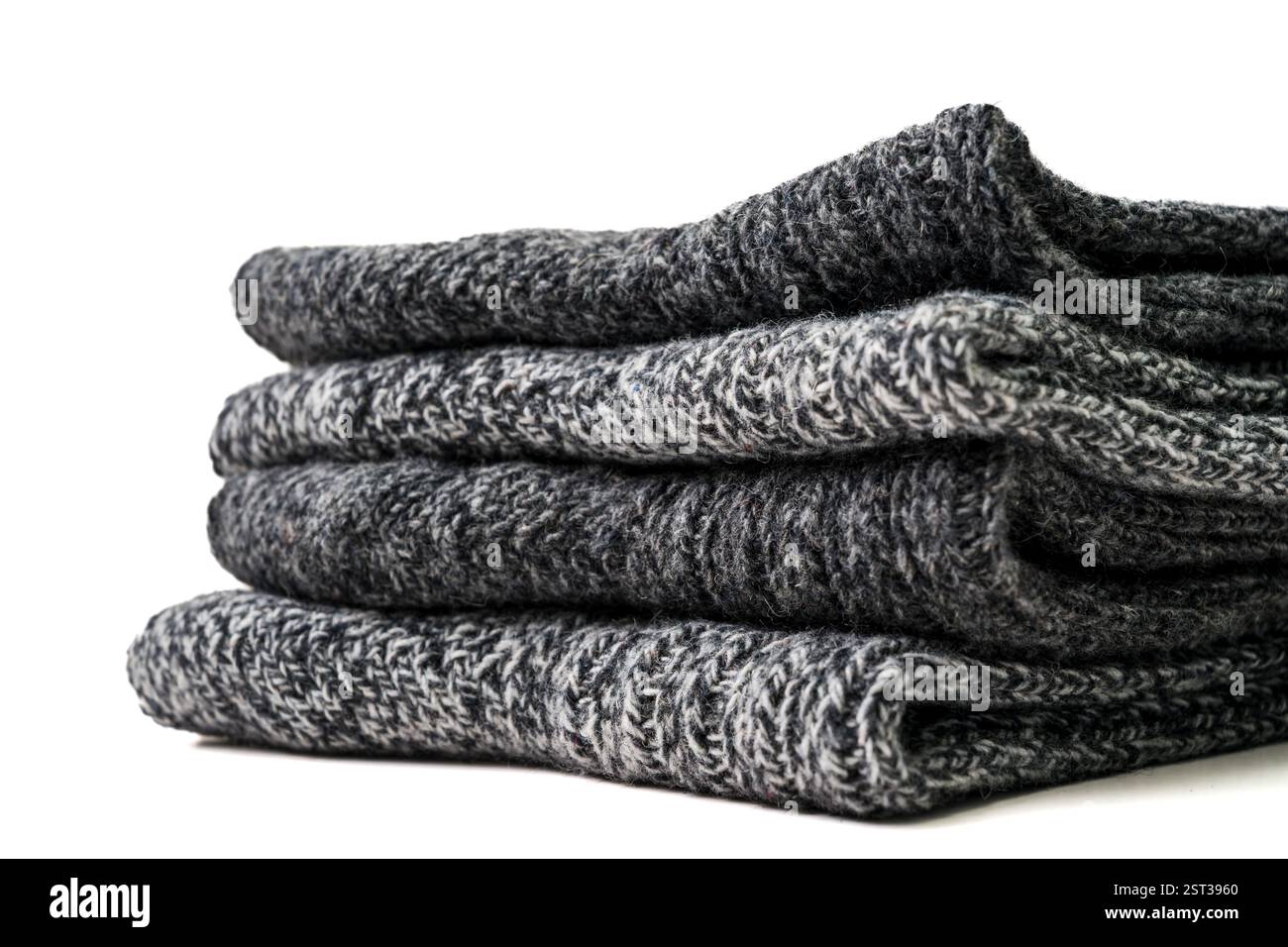 Vista dall'alto delle calze invernali in lana grigia su sfondo bianco Foto Stock