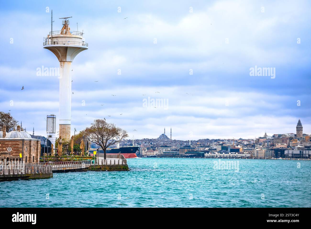 Vista dello stretto del Bosforo e del lungomare di Istanbul dal passaggio pedonale Uskudar, la città più grande della Turchia Foto Stock