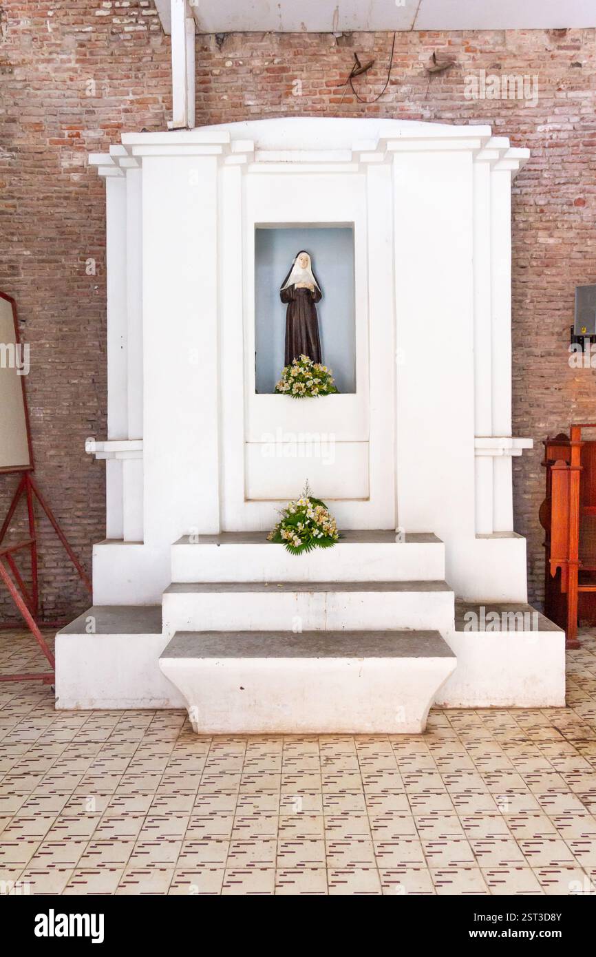 Un gruppo di coloratissimi orizuru, popolare forma di gru di carta origami Foto Stock