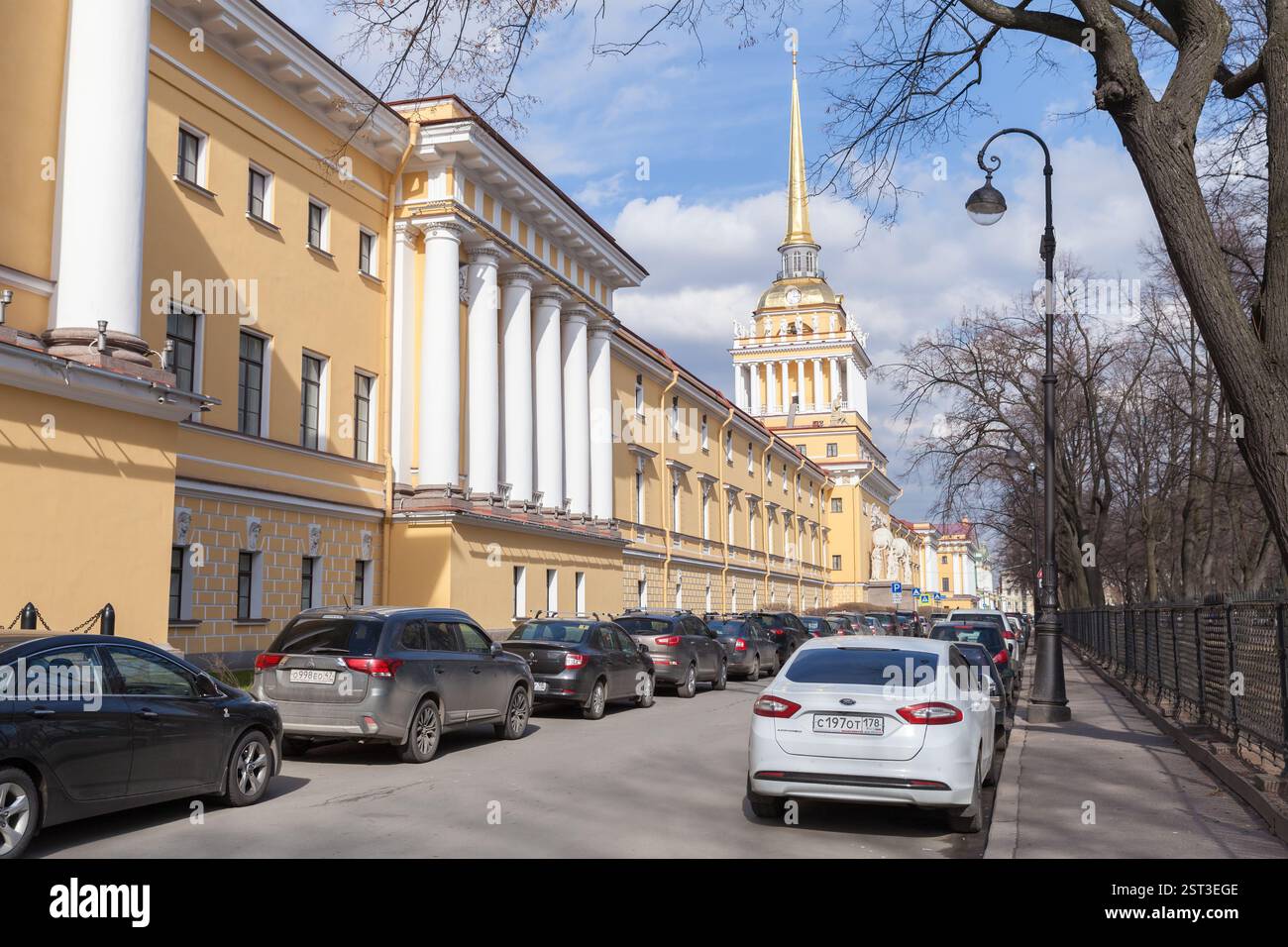 San Pietroburgo, Russia - 9 aprile 2016: Le auto sono parcheggiate vicino all'edificio dell'Ammiragliato, è l'ex quartier generale dell'Ammiragliato Board e dell'Impe Foto Stock