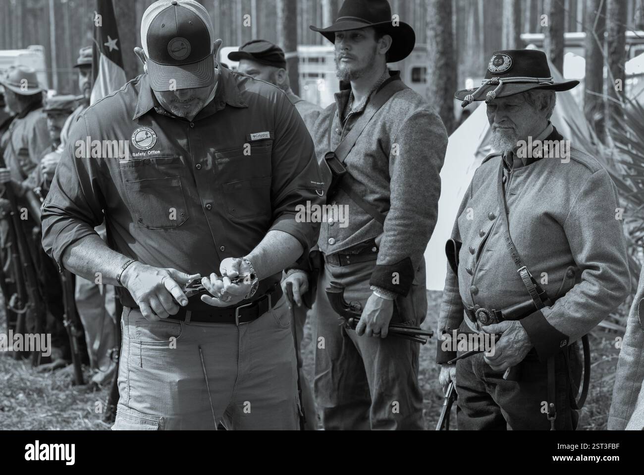 Olustee, Florida, Stati Uniti. 15 febbraio 2025. La sicurezza è la preoccupazione principale in qualsiasi evento storico vivente, seguito dall'autenticità. I parchi statali della Florida effettuano controlli giornalieri sulle armi per assicurarsi che non ci siano proiettili o armi malfunzionanti. Alcune delle armi da fuoco usate risalgono al periodo della guerra civile e non sono repliche. (Foto di George Wilson/NurPhoto)0 credito: NurPhoto SRL/Alamy Live News Foto Stock