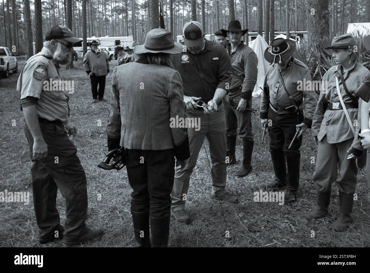 Olustee, Florida, Stati Uniti. 15 febbraio 2025. La sicurezza è la preoccupazione principale in qualsiasi evento storico vivente, seguito dall'autenticità. I parchi statali della Florida effettuano controlli giornalieri sulle armi per assicurarsi che non ci siano proiettili o armi malfunzionanti. Alcune delle armi da fuoco usate risalgono al periodo della guerra civile e non sono repliche. (Foto di George Wilson/NurPhoto)0 credito: NurPhoto SRL/Alamy Live News Foto Stock