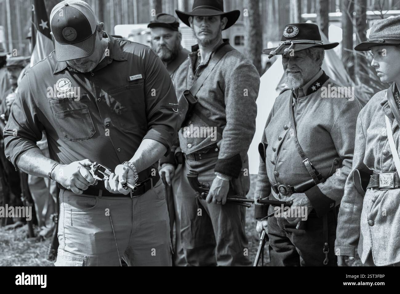 Olustee, Florida, Stati Uniti. 15 febbraio 2025. La sicurezza è la preoccupazione principale in qualsiasi evento storico vivente, seguito dall'autenticità. I parchi statali della Florida effettuano controlli giornalieri sulle armi per assicurarsi che non ci siano proiettili o armi malfunzionanti. Alcune delle armi da fuoco usate risalgono al periodo della guerra civile e non sono repliche. (Foto di George Wilson/NurPhoto)0 credito: NurPhoto SRL/Alamy Live News Foto Stock