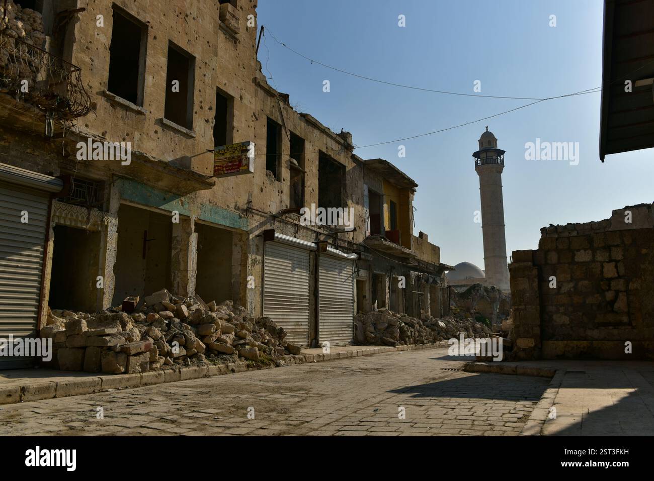 Cupola e minareto in un quartiere bombardato ad Aleppo, Siria, inverno 2022 Foto Stock