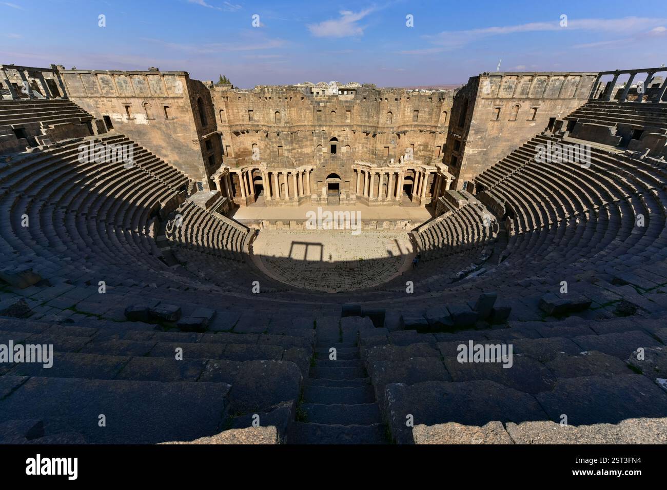 Teatro romano del II secolo d.C. a Bosra alias Busra, Busr come Sam, Distretto di Dar'a, Siria, nei territori controllati dall'Esercito siriano libero (FSA) Foto Stock