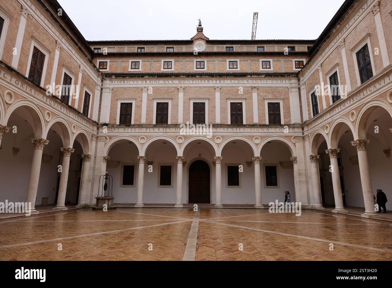 Urbino, Italia - 12 settembre 2024: Il cortile porticato del Palazzo Ducale di Urbino, Italia Foto Stock