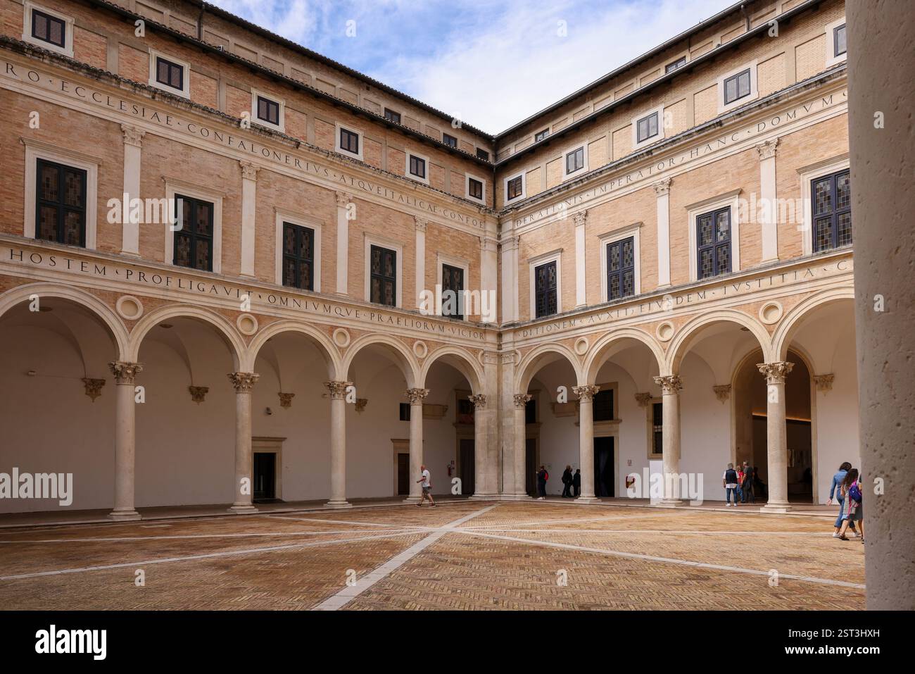 Urbino, Italia - 12 settembre 2024: Il cortile porticato del Palazzo Ducale di Urbino, Italia Foto Stock