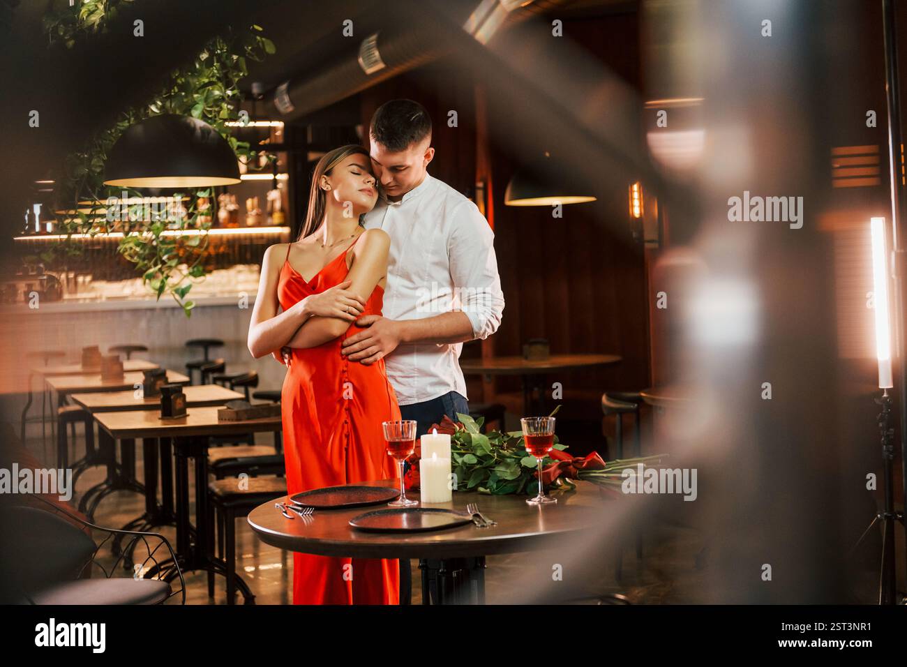 Una coppia romantica cena al ristorante. Foto Stock