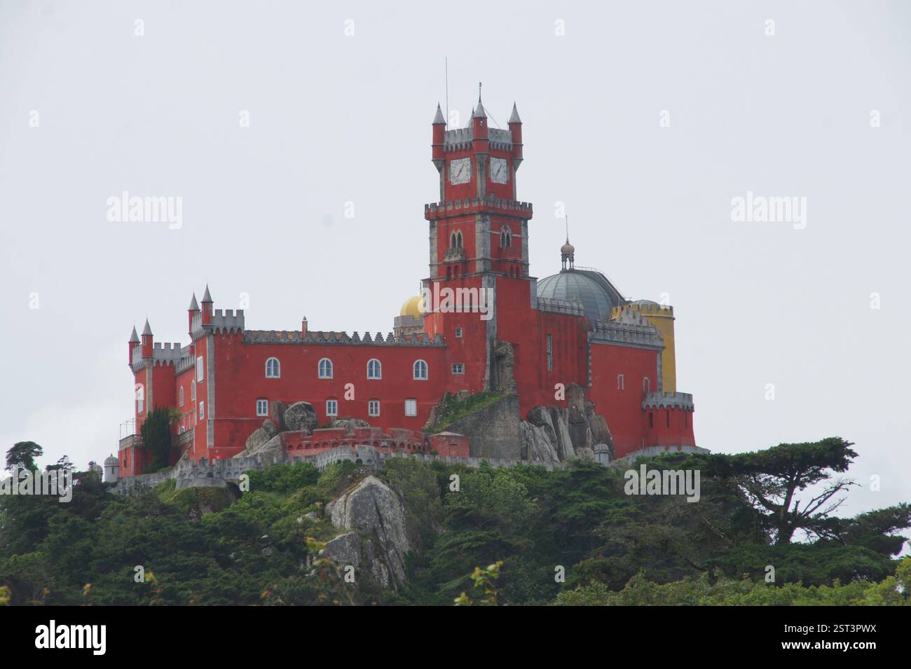 Palácio da pena, Sintra: Un vibrante castello da favola arroccato su una collina, uno splendido capolavoro del Romanticismo. Un simbolo della ricca storia del Portogallo Foto Stock