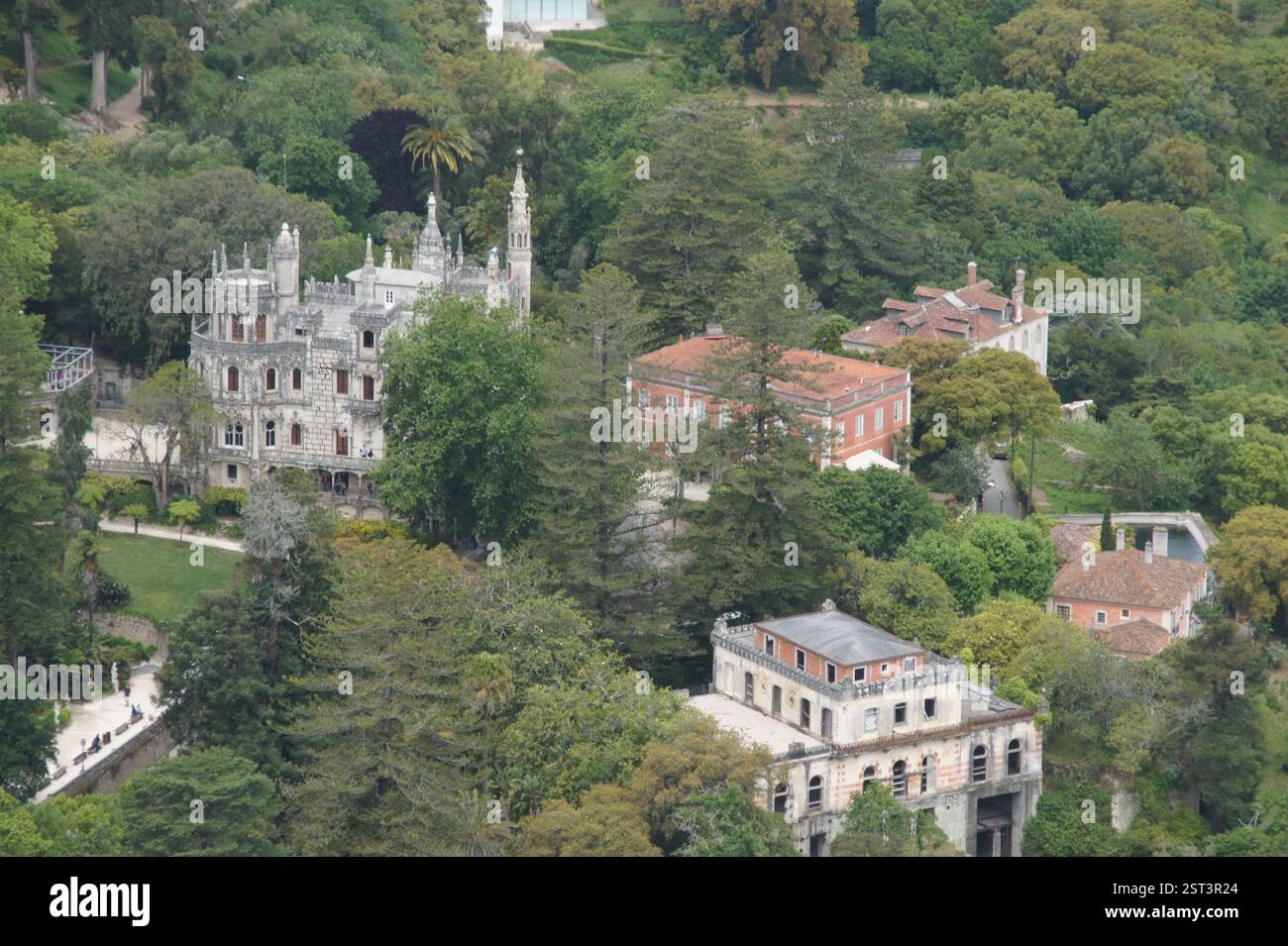 Torre di Regaleira, Sintra, Portogallo. Una struttura maestosa con una scala a chiocciola che scende in una misteriosa testa di pozzo, suggerendo la segreta passa Foto Stock
