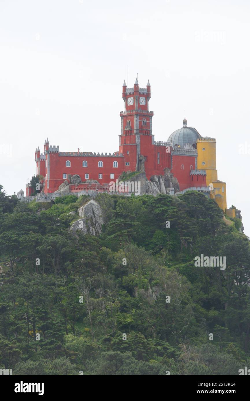 Palácio da pena, Sintra, Portogallo. Un castello da favola arroccato sulla cima di una collina, la sua facciata colorata e le torrette stravaganti dominano lo skyline. Circondato da Foto Stock