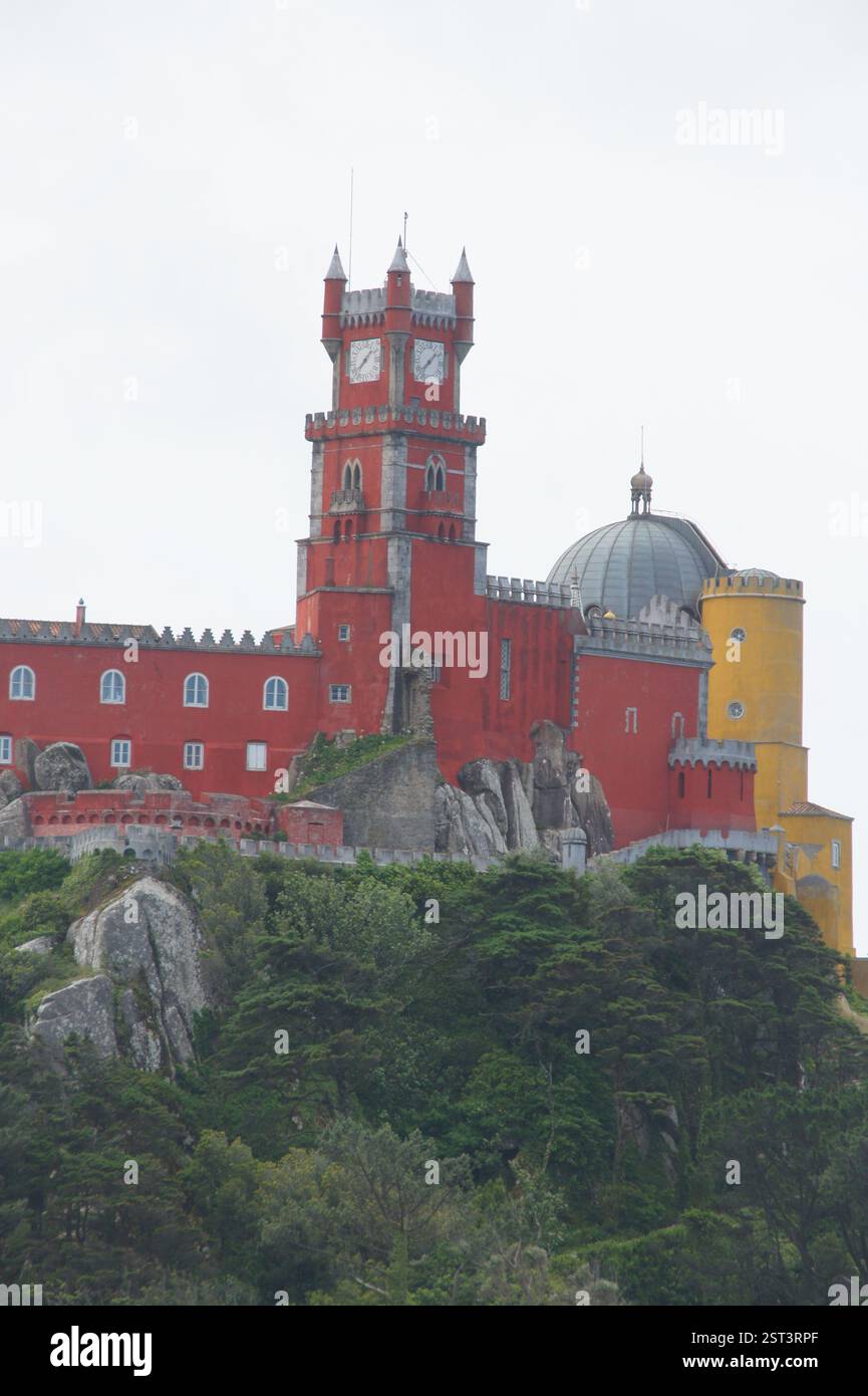 Palácio da pena, Sintra, Portogallo. Un castello da favola arroccato sulla cima di una collina, che vanta colori vivaci e un'architettura complessa. Le sue torrette stravaganti e rom Foto Stock