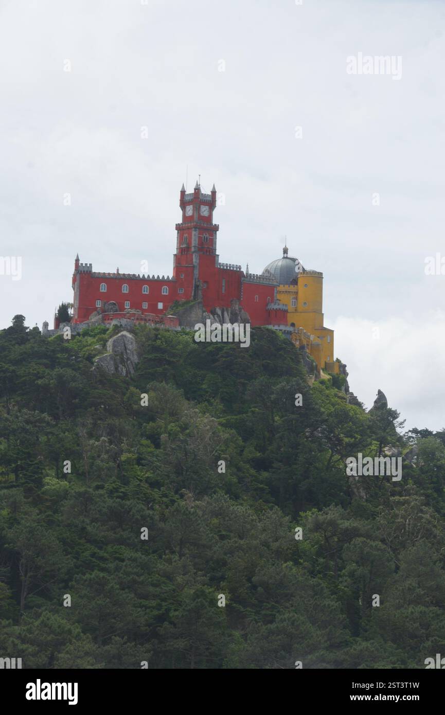 Palácio da pena, Sintra: Castello da favola arroccato sulla cima di una collina. Meraviglia architettonica portoghese: Romantica miscela di stili. Una visione di fantasia: Royal retr Foto Stock