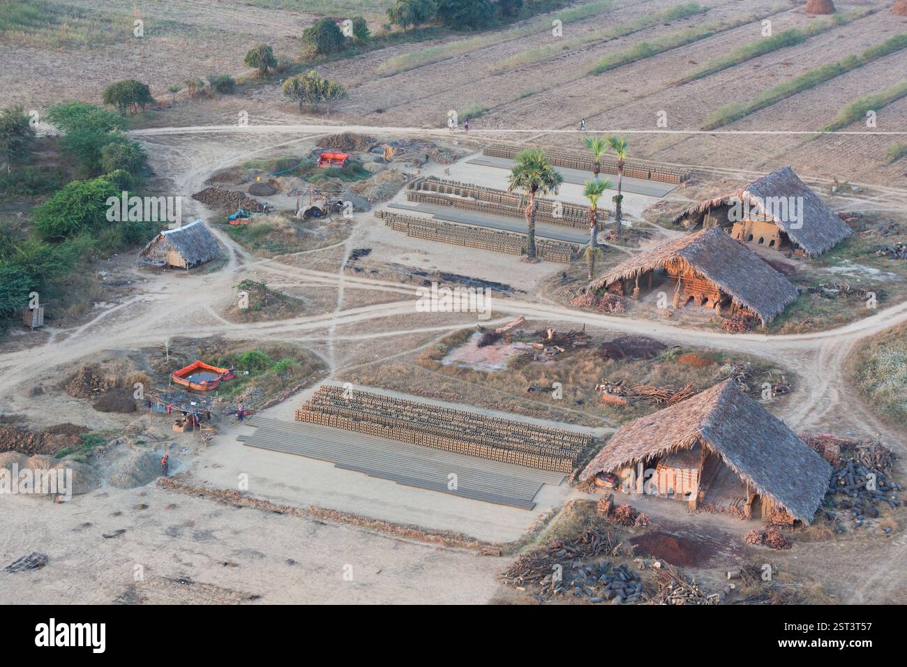 Myanmar, Bagan, vista aerea della fabbrica di mattoni vista dalla mongolfiera Bagan. Foto Stock