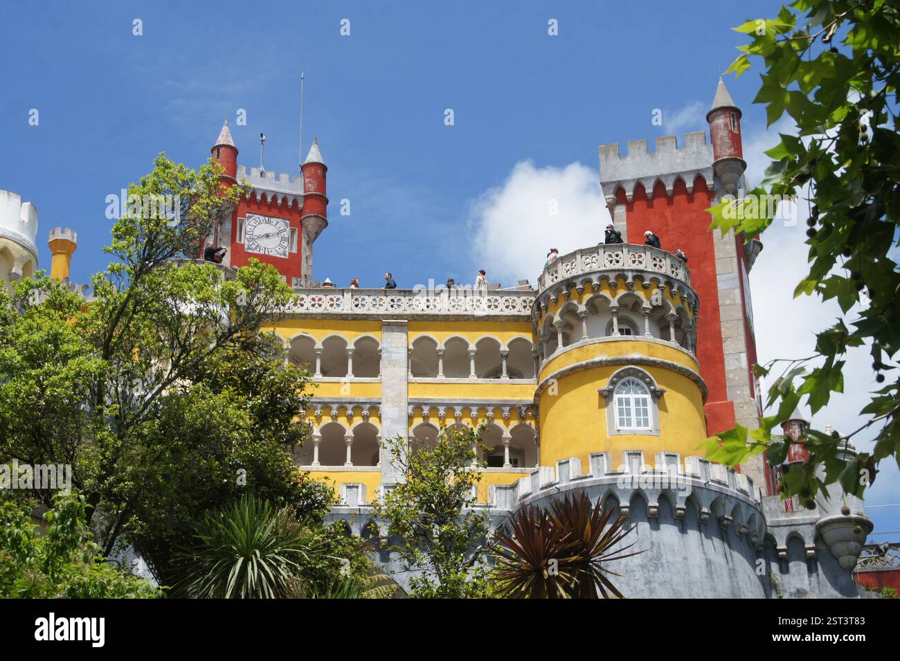Palácio da pena, Sintra: Castello da favola arroccato su una collina, un vivace arazzo di stili architettonici. Fantasia romantica realizzata in pietra. Simbolo di Foto Stock