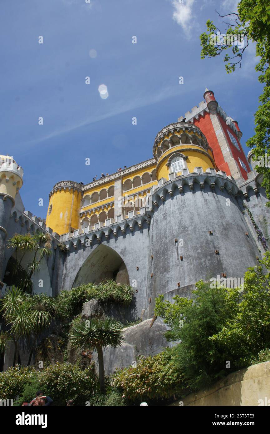 Palácio da pena, Sintra. Facciata vivace, eclettico mix di stili. Castello da favola arroccato sulla cima di una collina. Un simbolo del romanticismo e della storia portoghesi. Foto Stock