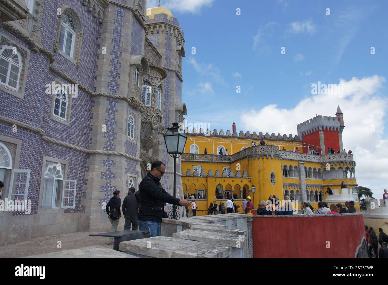 Palácio da pena, Sintra: Maestoso castello arroccato sulla cima di una collina, che vanta colori vivaci e un'architettura eclettica. Una fuga mozzafiato in un mondo di dre Foto Stock