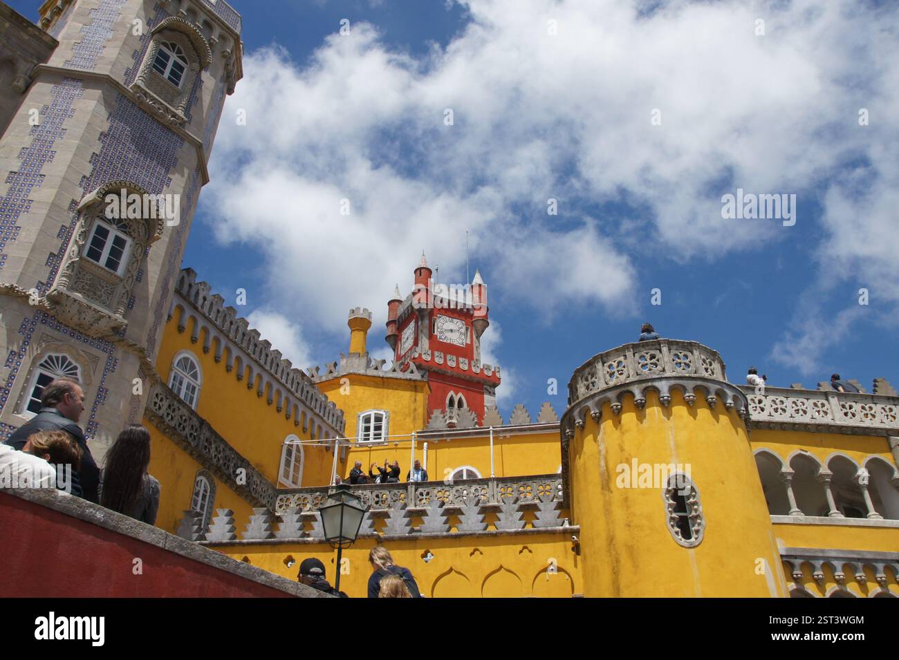 Palácio da pena, Sintra, Portogallo. Un maestoso capolavoro architettonico arroccato sulla cima di una collina. La sua vibrante facciata gialla, adornata da impressionanti torrette rosse Foto Stock