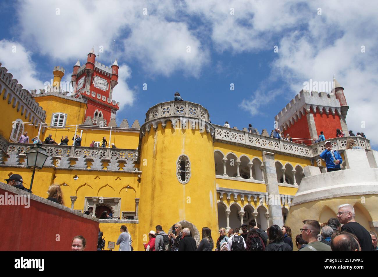Palácio da pena, Sintra: Castello da favola arroccato sulla cima di una collina. Meraviglia architettonica portoghese: Una miscela di stili. Sintra, Portogallo: Una fuga romantica: A Foto Stock