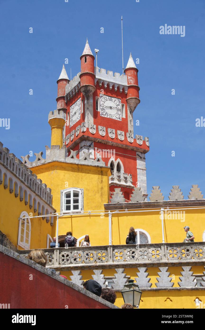 Palácio da pena, Sintra, Portogallo. Un castello vivace e ornato arroccato sulla cima di una collina. Uno splendido esempio di romanticismo portoghese, oggi un amato turista Foto Stock