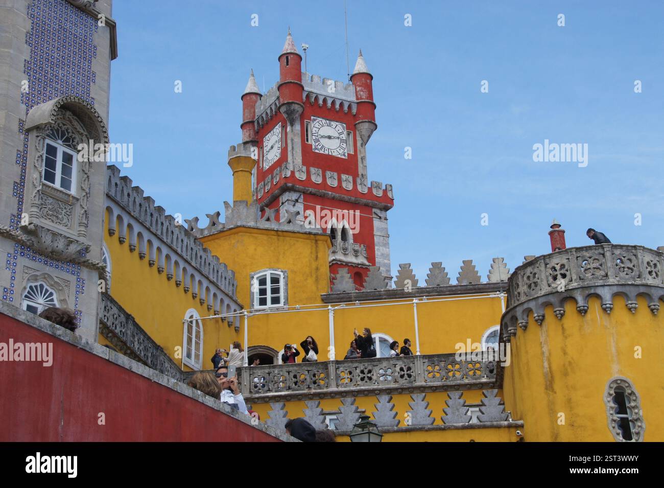 Palácio da pena, Sintra, Portogallo. Un capolavoro vibrante che mostra un'architettura complessa. Un castello da favola accoccolato nel verde lussureggiante. Una S cara Foto Stock