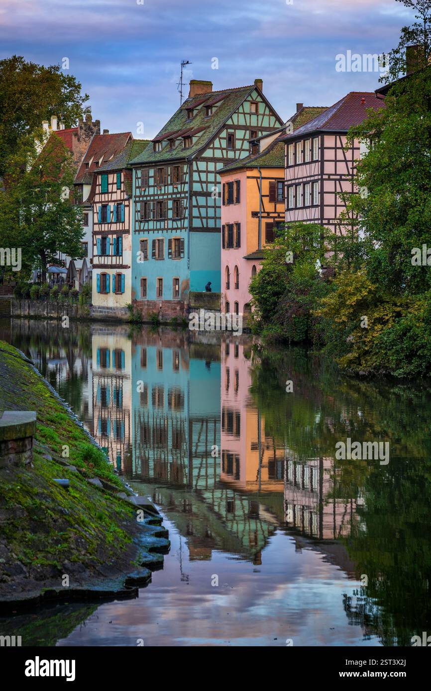 Città di Strasburgo in Alsazia, Grand Est, Francia. Canal of River Ill e tradizionali case alsaziane in legno. Foto Stock